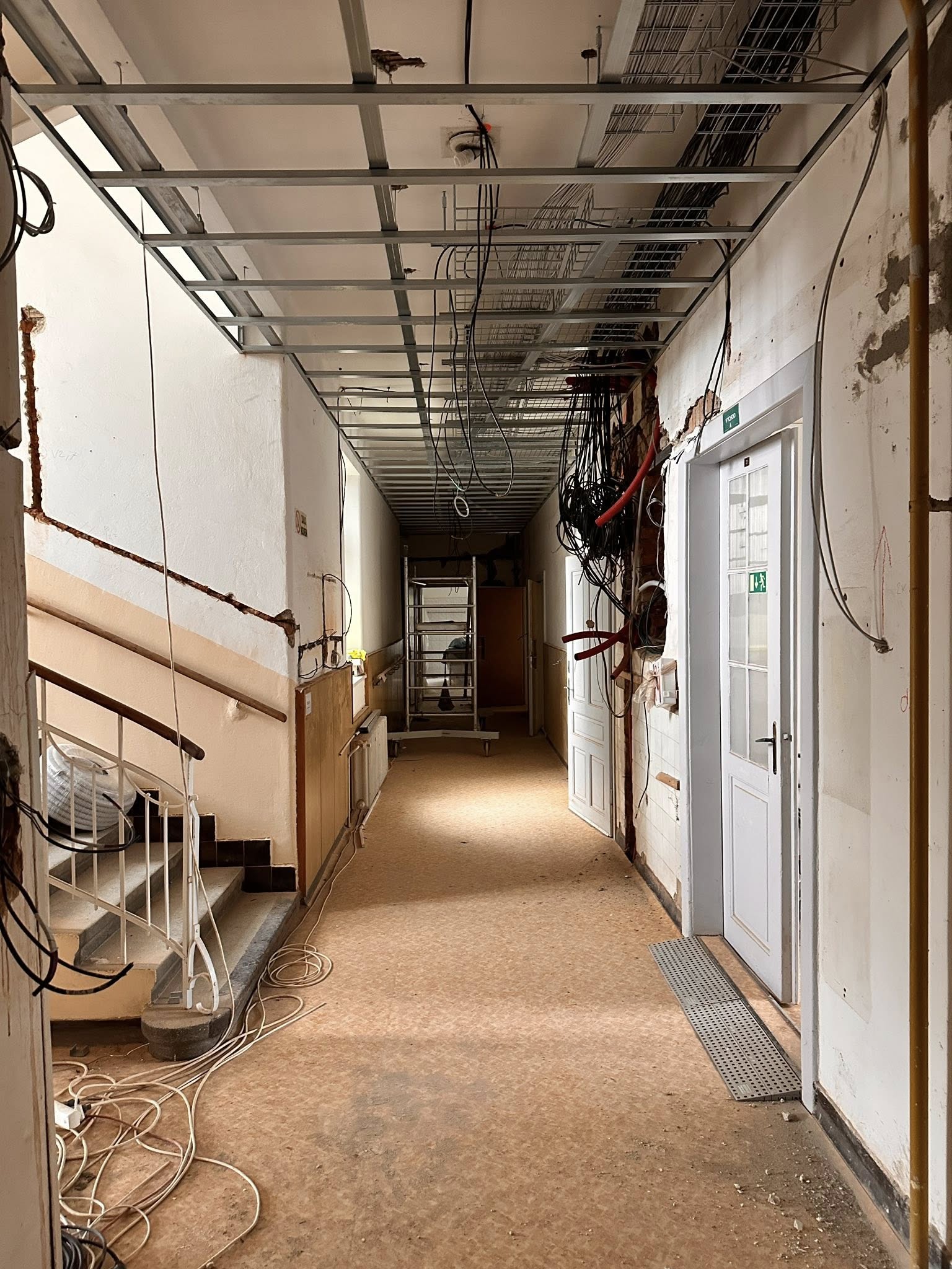 Chodba během rekonstrukce — instalace rozvodů ve stropě